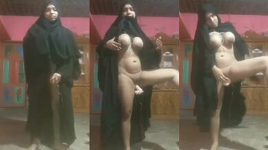 Big-boobed smooth-pussy Muslim girl inserts dildo into pussy