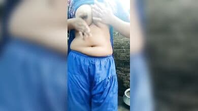Village girl wearing salwar kameez made a video of peeing