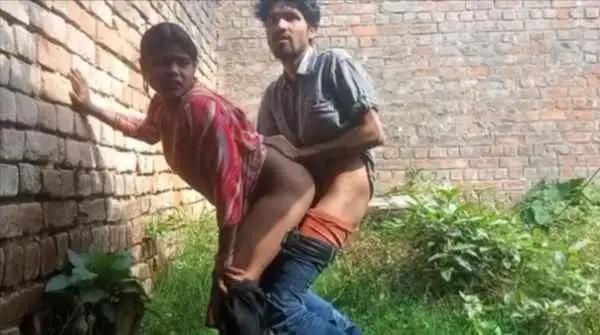 Village Bhabhi Ko Ghar Ke Piche Jungle Me Pel Diya